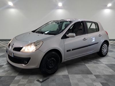 la photo d'une voiture argentée garée dans un garage