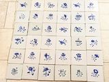 beaucoup de carreaux bleus et blancs disposés sur le sol