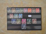 une photo d'une collection de timbres sur un mur