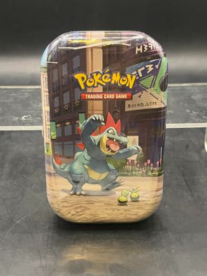 un bocal contenant des objets du jeu de cartes à collectionner Pokémon posé sur une table