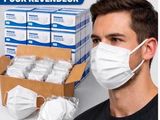 un homme portant un masque à côté d'une boîte de masques