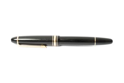 un gros plan d'un stylo sur une surface blanche avec un fond blanc