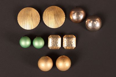 quelques ornements dorés et verts sont disposés sur une surface noire