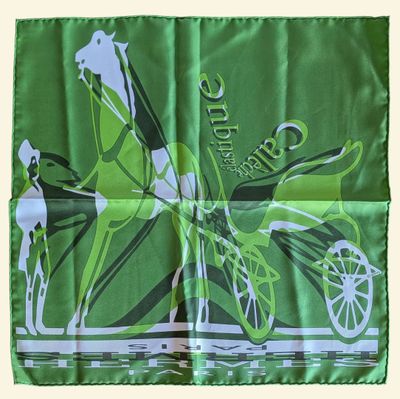foulard en soie vert orné d'un motif représentant un cheval et une calèche