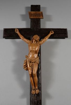 crucifix en bois représentant Jésus sur la croix, posé sur un socle
