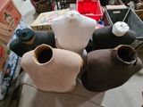 trois vases posés par terre les uns à côté des autres