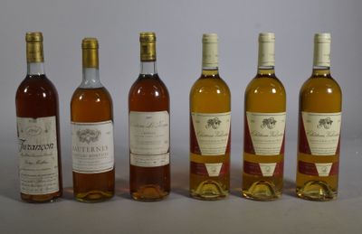 plusieurs bouteilles de vin sont alignées sur une table