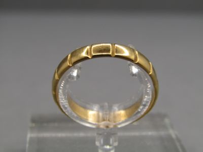 une bague en or posée sur le dessus d'une vitrine transparente