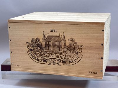 une image représentant une boîte en bois sur laquelle figure l'illustration d'un château
