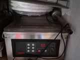 une photo d'un micro-ondes sur lequel est posé un saladier