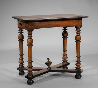 Petite table de table de salon en noyer, ouvrant à un tiroir…