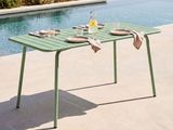 une table dressée près d'une piscine