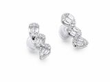 paire de boucles d'oreilles en diamant sur fond blanc