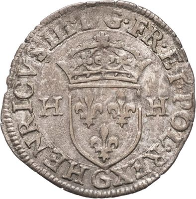 une vieille pièce d'argent surmontée d'une couronne