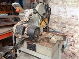 une machine posée sur une table dans un entrepôt