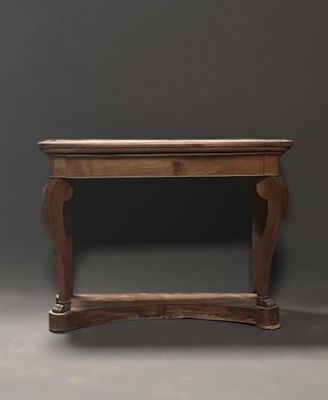 l'image d'une table en bois surmontée d'une étagère