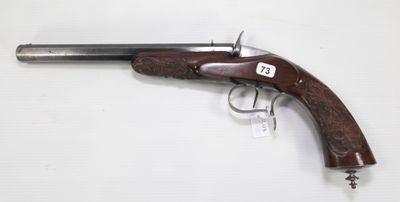 gros plan d'un pistolet sur une table à fond blanc