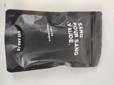 un sac noir orné d'un logo blanc posé sur une table