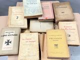 un grand nombre de livres posés sur une table
