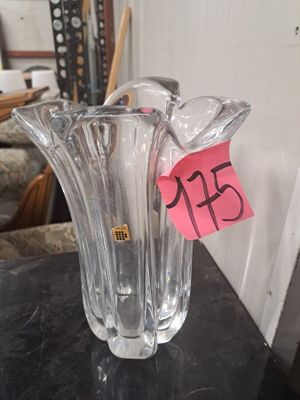 un vase en verre transparent posé sur une table, avec une étiquette de prix dessus