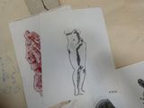 plusieurs dessins représentant une femme debout sur une table, à côté d'une feuille de papier sur laquelle figure un dessin
