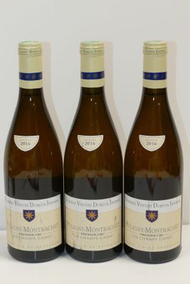trois bouteilles de vin posées sur une table, l'une à côté de l'autre
