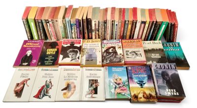 un grand nombre de livres posés sur une table