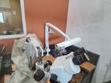 a microscope that is sitting on a table in a room
