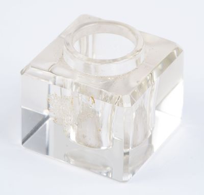 Encrier en cristal. H : 5 cm ; L : 5 cm ; l : 5 cm