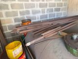 plein de bâtons et un seau de peinture posés sur une table