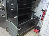 de nombreuses étagères vides dans un magasin, posées à même le sol