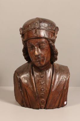 un buste en bois représentant un homme coiffé d'un chapeau