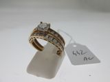 une bague en or ornée d'un diamant et d'une étiquette de prix