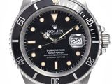 Montre Rolex Submariner avec cadran noir et lunette à plusieurs rangées