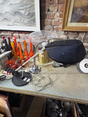 une table sur laquelle sont posés plusieurs outils