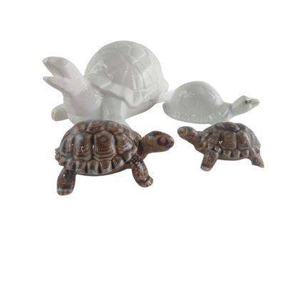 deux salières et poivrières en forme de tortue, surmontées d'une tortue blanche