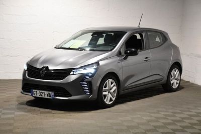 la photo d'une voiture argentée garée dans un garage
