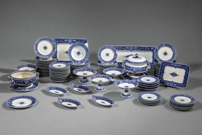plusieurs assiettes et bols posés sur une table