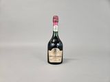 gros plan d'une bouteille de vin sur une surface blanche