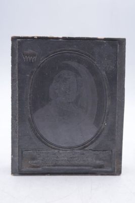 une vieille photo d'un homme dans une boîte noire