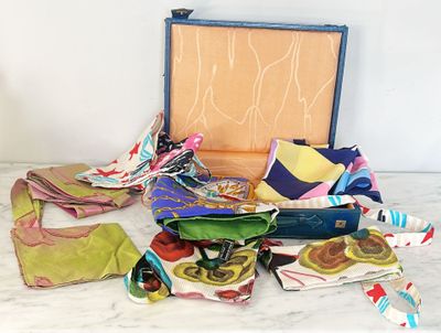 CHRISTIAN DIOR, ROCHAS PARIS - Lot comprenant plusieurs foul…