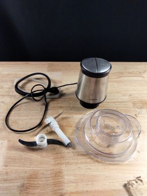 un mixeur et une tasse posés sur une table en bois