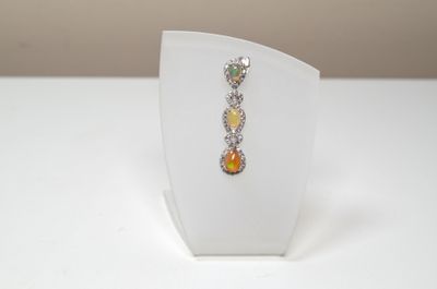 Un pendentif en argent serti de 1,10 ct env.