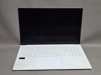 une photo d'un ordinateur portable blanc posé sur une table
