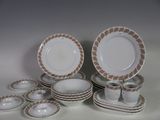 un grand nombre d'assiettes et de tasses posées sur une table