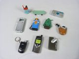 de nombreux téléphones portables et porte-clés de toutes sortes posés sur la table