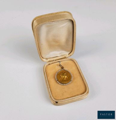 une image représentant une pièce d'or dans un écrin posé sur une surface blanche