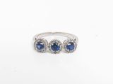 une bague en or blanc sertie de trois saphirs et de diamants