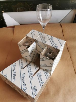 un verre à vin posé sur une boîte en carton