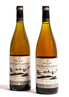 deux bouteilles de vin posées l'une à côté de l'autre sur une surface blanche